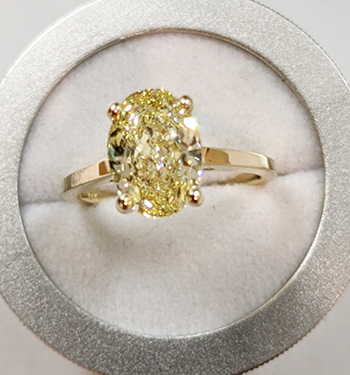 2.30 Oval diamond Fancy Yellow VVS GIA